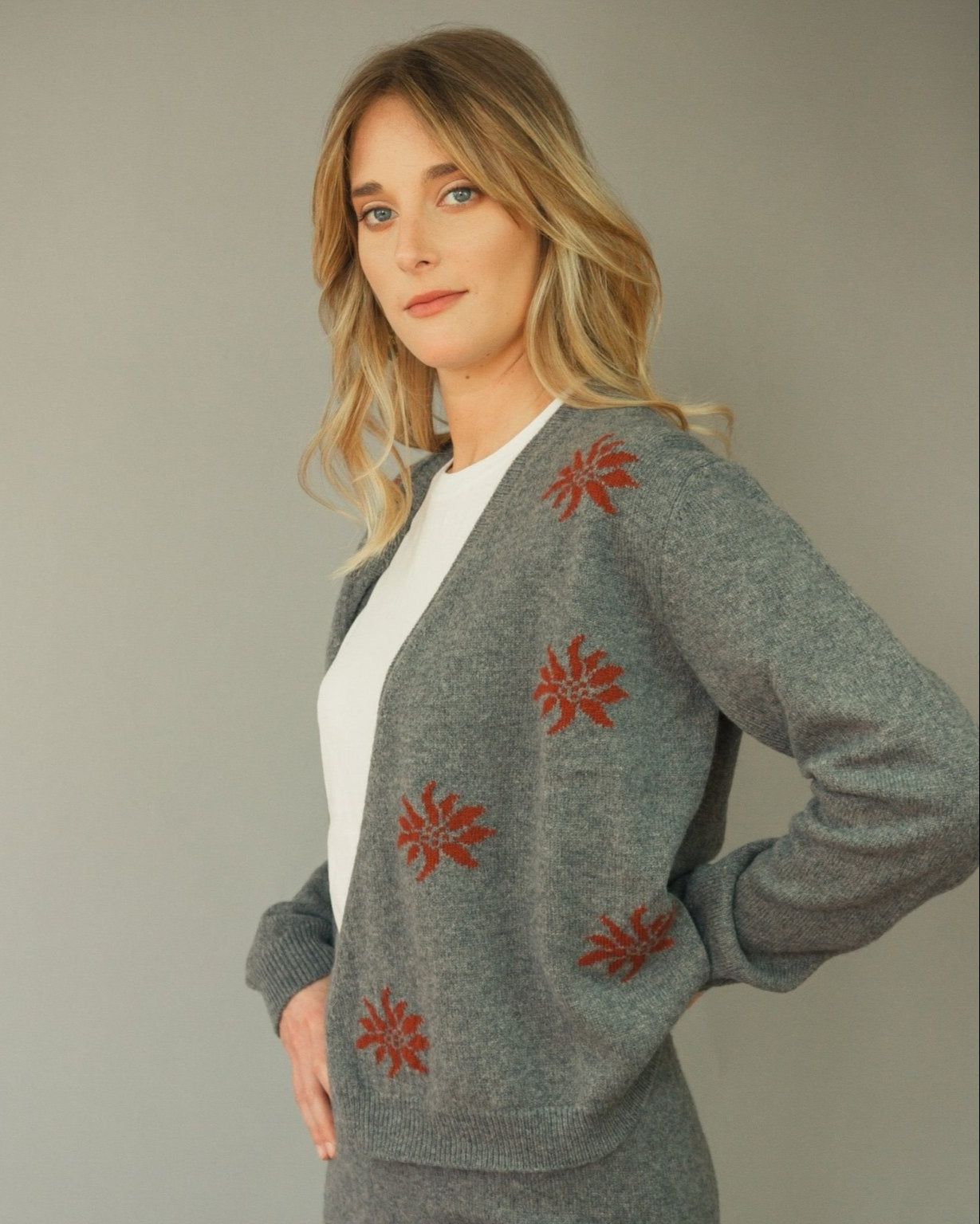 D023 ELIN | Cima Bianca Merino Wool | Merino Knitwear | Outdoor KnitWear | Merino Wool Wool Cardigan | Merino Wool Sweater | Grey | Model Shot | Front | Red Details | 