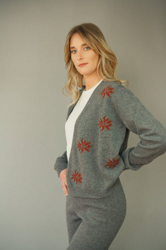 D023 ELIN | Cima Bianca Merino Wool | Merino Knitwear | Outdoor KnitWear | Merino Wool Wool Cardigan | Merino Wool Sweater | Grey | Model Shot | Front | Red Details | 