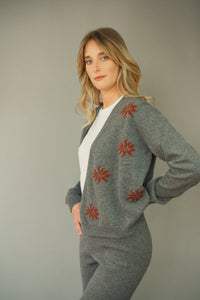D023 ELIN | Cima Bianca Merino Wool | Merino Knitwear | Outdoor KnitWear | Merino Wool Wool Cardigan | Merino Wool Sweater | Grey | Model Shot | Front | Red Details | 